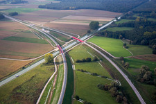 Eisenbahn- Brückenbauwerk zur Streckenführung der Bahn- Gleise für die TGV Schnellbahnstrecke Strasbourg-Paris über den Canal Rhin-Rhone in Eckwersheim in Grand Est im Bundesland Bas-Rhin, Frankreich