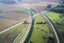 Luftaufnahme von Baustelle zum Neubau- Viadukt des Bahn- Brückenbauwerk zur Streckenführung der Bahn- Gleise über den Marne-Rhein Kanal in Eckwersheim in Grand Est im Bundesland Bas-Rhin, Frankreich