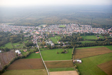 Schrägluftbild von Schirrhein im Bundesland Bas-Rhin, Frankreich