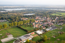 Dorfkern an den Fluß- Uferbereichen des Rhein in Fort-Louis in Grand Est im Bundesland Bas-Rhin, Frankreich
