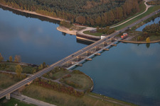 Luftaufnahme von Schleusenanlagen des Wasser und Schifffahrtsamt Freiburg und der EnBW Energie Baden-Württemberg AG, Rheinkraftwerk Iffezheim am Ufer der Wasserstraße Rhein in Iffezheim, Deutschland