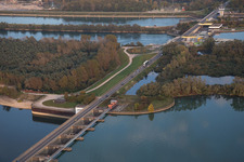 Schrägluftbild von Schleusenanlagen des Wasser und Schifffahrtsamt Freiburg und der EnBW Energie Baden-Württemberg AG, Rheinkraftwerk Iffezheim am Ufer der Wasserstraße Rhein in Iffezheim, Deutschland