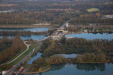 Schleusenanlagen des Wasser und Schifffahrtsamt Freiburg und der EnBW Energie Baden-Württemberg AG, Rheinkraftwerk Iffezheim am Ufer der Wasserstraße Rhein in Iffezheim, Deutschland von oben