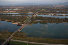 Schleusenanlagen des Wasser und Schifffahrtsamt Freiburg und der EnBW Energie Baden-Württemberg AG, Rheinkraftwerk Iffezheim am Ufer der Wasserstraße Rhein in Iffezheim, Deutschland aus der Luft