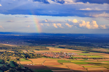 Regenbogen über dem Dorf von Westen in Steinweiler im Bundesland Rheinland-Pfalz, Deutschland