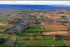 Dorfansicht zwischen herbstlichen Feldern und Wiesen von Süden in Kapsweyer im Bundesland Rheinland-Pfalz, Deutschland