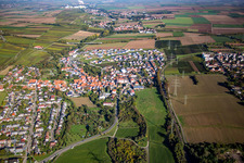 Ortsansicht der Straßen und Häuser der Wohngebiete im Ortsteil Asselheim in Grünstadt im Bundesland Rheinland-Pfalz, Deutschland