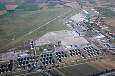Start- und Landebahn mit Rollfeldgelände des ehemaligen amerikanischen Hubschrauberflugplatz der Flugplatz Coleman im Ortsteil Sandhofen in Mannheim im Bundesland Baden-Württemberg, Deutschland