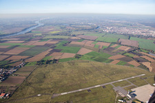 Luftbild von Start- und Landebahn mit Rollfeldgelände des ehemaligen amerikanischen Hubschrauberflugplatz der Flugplatz Coleman im Ortsteil Sandhofen in Mannheim im Bundesland Baden-Württemberg, Deutschland