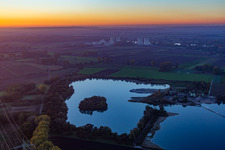 Luftbild von AKW hinter Baggersee in Groß-Rohrheim im Bundesland Hessen, Deutschland