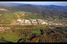 Industriegebiet an der Murg mit König Metall GmbH & CO. KG und SWARCO DAMBACH GmbH im Ortsteil Bad Rotenfels in Gaggenau im Bundesland Baden-Württemberg, Deutschland