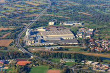 Gebäude und Produktionshallen auf dem Werksgelände Spanplattenfabirk Kronospan GmbH in Bischweier im Bundesland Baden-Württemberg, Deutschland