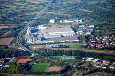 Luftbild von Gebäude und Produktionshallen auf dem Werksgelände Spanplattenfabirk Kronospan GmbH in Bischweier im Bundesland Baden-Württemberg, Deutschland
