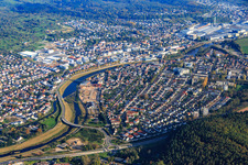 Ortsansicht beidseits der Murg von Südwesten vor dem Werksglände der Daimler Truck AG in Gaggenau im Bundesland Baden-Württemberg, Deutschland