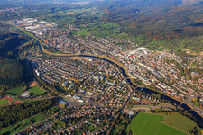 Stadtübersicht im Murgtal von Süden in Gaggenau im Bundesland Baden-Württemberg, Deutschland