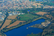 Baggersee des Schempp Kieswerk & Asphaltmischwerk im Ortsteil Neureut in Karlsruhe im Bundesland Baden-Württemberg, Deutschland