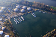 Öltanker im Ölhafen der MIRO am Rhein im Ortsteil Knielingen in Karlsruhe im Bundesland Baden-Württemberg, Deutschland