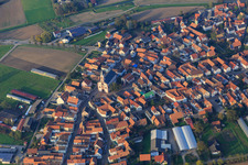 Hauptstraße Kirchstr in Neupotz im Bundesland Rheinland-Pfalz, Deutschland