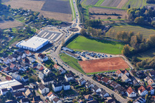 Fußballspiel des SV Hagenbach auf dem Hartplatz beim REWE im Bundesland Rheinland-Pfalz, Deutschland