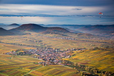 Herbstliche Weinbergs- Landschaft mit Gleitschirmen vor dem Haardtrand des Pfälzerwaldes der Winzer- Gebiet im Ortsteil Wollmesheim in Landau in der Pfalz im Bundesland Rheinland-Pfalz, Deutschland