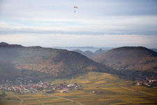 Herbstliche Wald und Berglandschaft des Haardtrand des Pfälzerwalds in Leinsweiler im Bundesland Rheinland-Pfalz, Deutschland