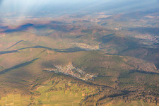 Wald und Berglandschaft des südlichen Pfälzerwald in Dörrenbach im Bundesland Rheinland-Pfalz, Deutschland