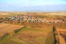 Luftaufnahme von Entlang der Bahnlinie im Winter in Winden im Bundesland Rheinland-Pfalz, Deutschland
