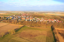 Schrägluftbild von Entlang der Bahnlinie im Winter in Winden im Bundesland Rheinland-Pfalz, Deutschland