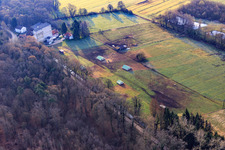 Luftaufnahme von Mobeler Hühnerstall der Biohühnerfarm von  Hofladen Stoltz an der Hardtmühle in Kandel im Bundesland Rheinland-Pfalz, Deutschland