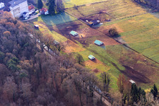 Schrägluftbild von Mobeler Hühnerstall der Biohühnerfarm von  Hofladen Stoltz an der Hardtmühle in Kandel im Bundesland Rheinland-Pfalz, Deutschland