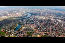 Stadtansicht am Ufer des Flußverlaufes des Rhein zwischen Ludwigshafen und Ortsteil Lindenhof in Mannheim im Bundesland Baden-Württemberg, Deutschland