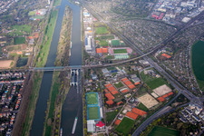Eisenbahn- Brückenbauwerk zur Streckenführung der Bahn- Gleise über den Neckar und die Neckarinsel am Olympiastützpunkt Leichtathletik im Ortsteil Wohlgelegen in Mannheim im Ortsteil Neckarstadt-Ost im Bundesland Baden-Württemberg, Deutschland
