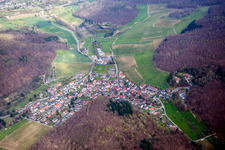 Dorf - Ansicht am Rande von landwirtschaftlichen Feldern und Nutzflächen in Waschenbach in Mühltal im Bundesland Hessen, Deutschland
