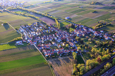 Dorfansicht am Hainbach von Südosten in Knöringen im Bundesland Rheinland-Pfalz, Deutschland