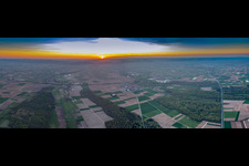 Panorama bei Sonnenuntergang aus Osten in Steinweiler im Bundesland Rheinland-Pfalz, Deutschland