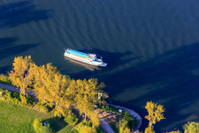 Rheinufer mit NATO-Rampe Guntersblum im Bundesland Rheinland-Pfalz, Deutschland