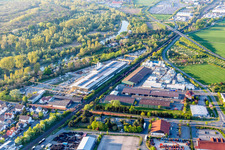 Luftaufnahme von Gebäude und Produktionshallen auf dem Werksgelände der Spannbetonwerke Finger Stockstadt GmbH & Co. KG in Stockstadt am Rhein im Bundesland Hessen, Deutschland