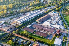 Schrägluftbild von Gebäude und Produktionshallen auf dem Werksgelände der Spannbetonwerke Finger Stockstadt GmbH & Co. KG in Stockstadt am Rhein im Bundesland Hessen, Deutschland
