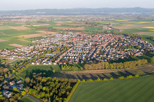 Ortsansicht der Straßen und Häuser der Wohngebiete im Ortsteil Crumstadt in Riedstadt im Bundesland Hessen, Deutschland