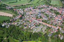 Schrägluftbild von Dorfansicht in Berg im Bundesland Rheinland-Pfalz, Deutschland