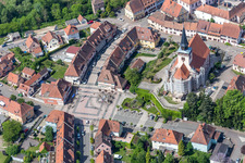 Platz an der Kirche Église de la Trinité de Lauterbourg im Innenstadt- Zentrum in Lauterbourg in Grand Est im Ortsteil Neulauterburg im Bundesland Bas-Rhin, Frankreich