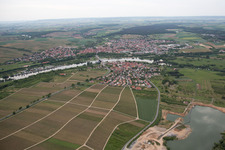 Luftaufnahme von Astheim von Westen in Volkach im Bundesland Bayern, Deutschland