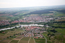 Schrägluftbild von Astheim von Westen in Volkach im Bundesland Bayern, Deutschland