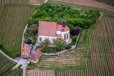 Luftbild von Kirchengebäude der Kapelle Wallfahrtskirche Maria im Weingarten in Volkach im Bundesland Bayern, Deutschland