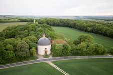 Kirchengebäude der Kreuzkirche an der Schweinfurter Straße in Volkach im Ortsteil Gaibach im Bundesland Bayern, Deutschland
