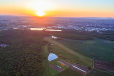 Flugplatz Schweinfurt-Süd EDFS bei Sunset in Gochsheim im Bundesland Bayern, Deutschland