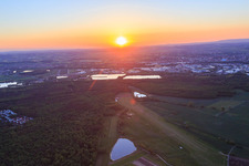 Schrägluftbild von Flugplatz Schweinfurt-Süd EDFS bei Sunset in Gochsheim im Bundesland Bayern, Deutschland