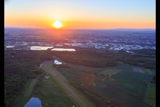Flugplatz Schweinfurt-Süd EDFS bei Sunset in Gochsheim im Bundesland Bayern, Deutschland von oben