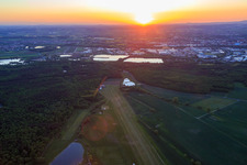 Flugplatz Schweinfurt-Süd EDFS bei Sunset in Gochsheim im Bundesland Bayern, Deutschland aus der Luft