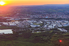 Industriegebiet HAFEN WEST und HAFEN OST hinter der A70 bei Sonnenuntergang in Schweinfurt im Bundesland Bayern, Deutschland